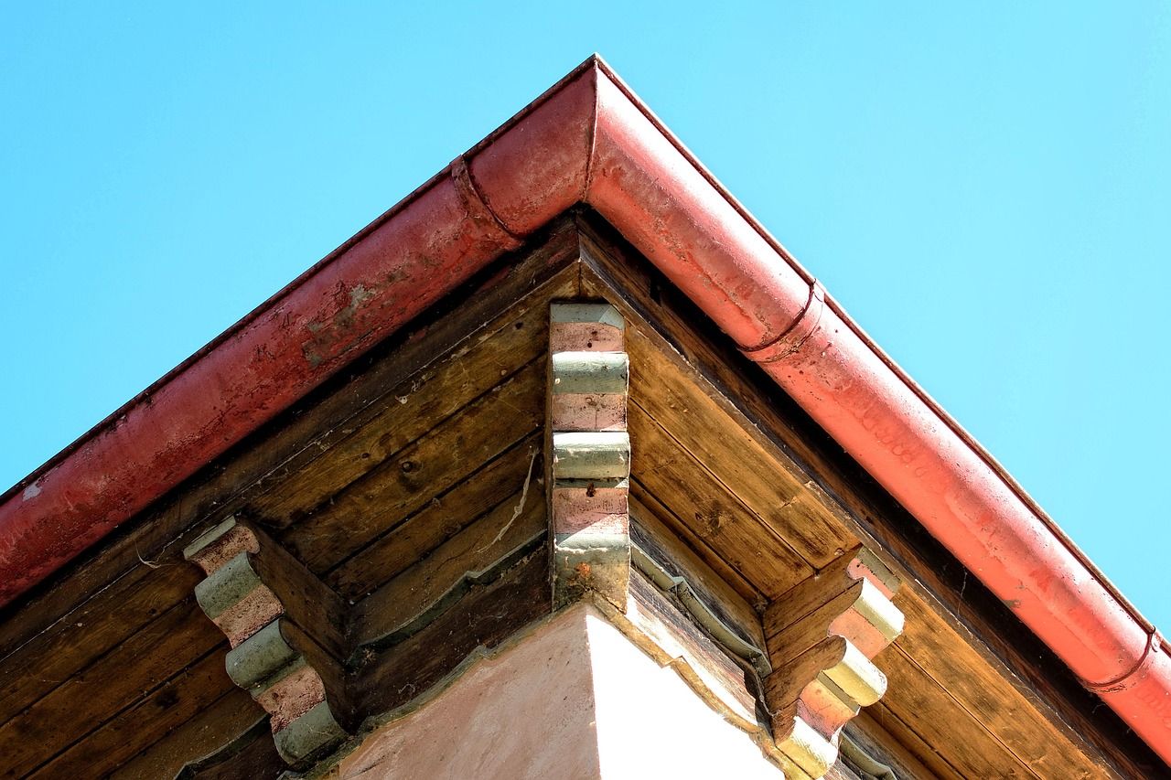Angle de gouttière en cuivre sous un avant-toit