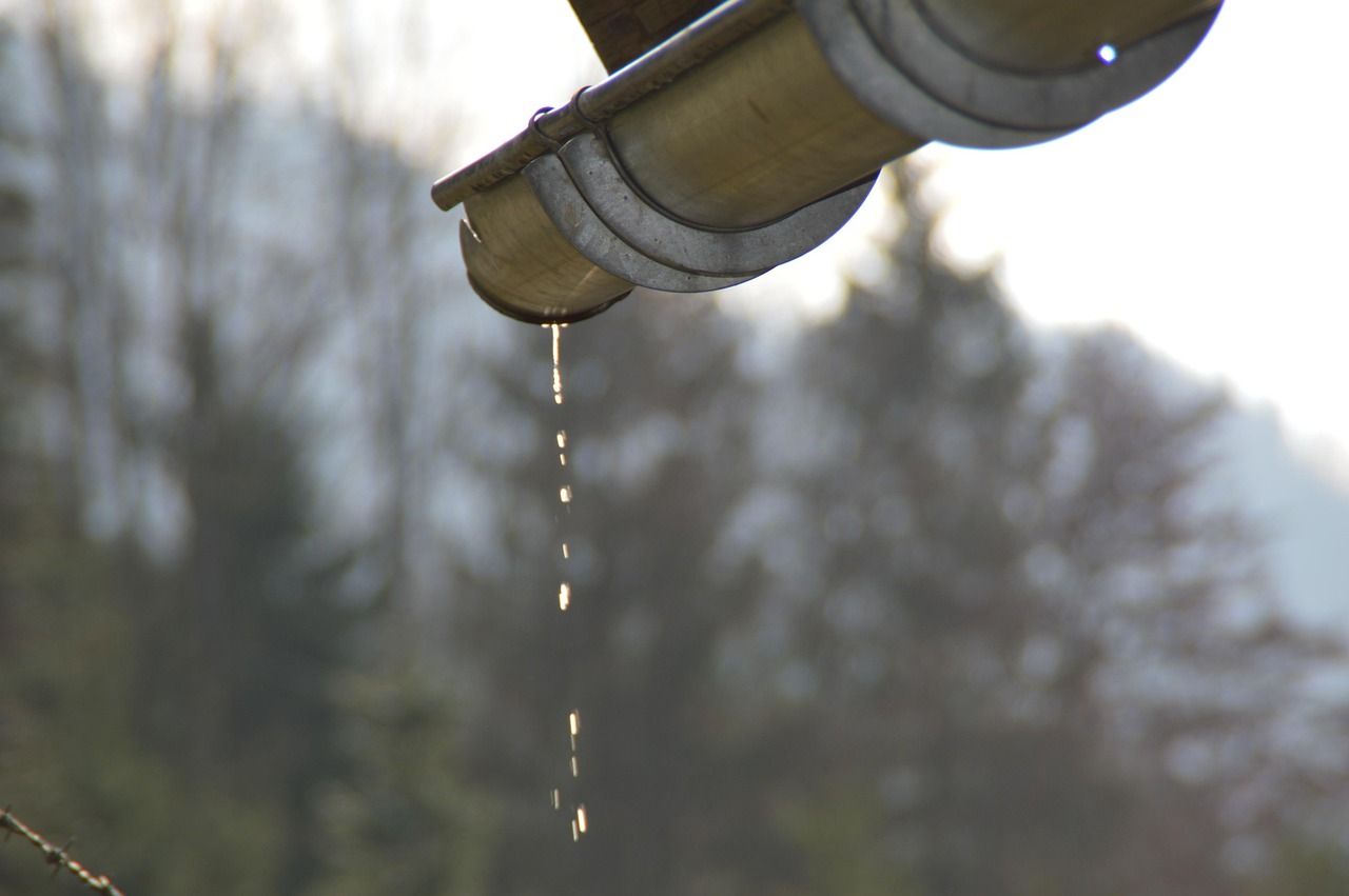 Gouttière qui laisse couler l'eau de pluie